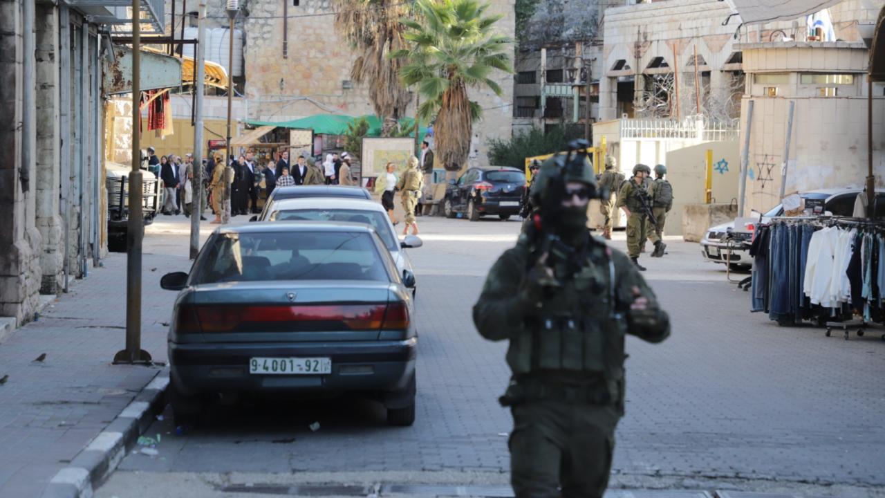 Batı Şeria'da silahlı işgalci bir İsrailli, Filistinlilere saldırdı