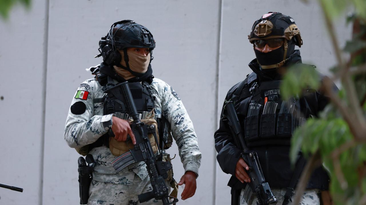 Meksika'da uyuşturucu baronunun öldürülmesinin ardından çıkan olaylarda 55 kişi öldü