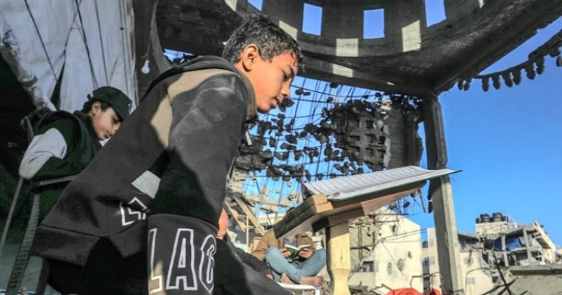 Filistinli çocuklar, cami enkazında Kur’an-ı Kerim okuyarak Ramazanı değerlendiriyor