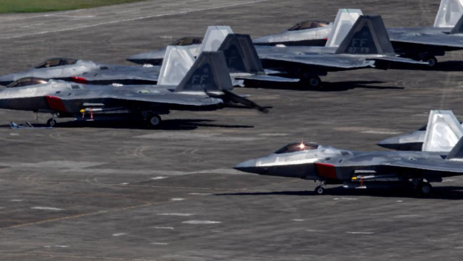 ABD'ye ait 12 adet F-22 savaş uçağı İsrail'de bir askeri üsse iniş yaptı