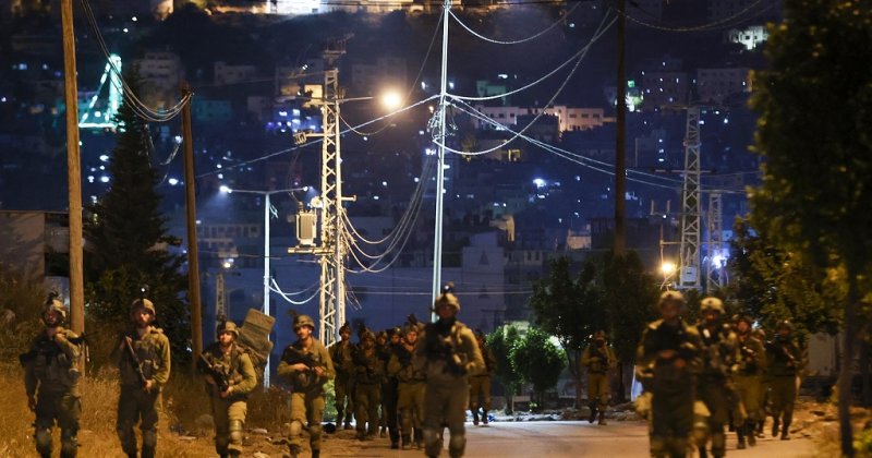 İşgalciler Batı Şeria’da birçok şehir ve kasabaya baskın düzenledi