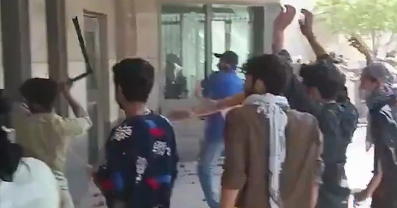 Pakistan'da bir grup gösterici, ABD'nin Karaçi Konsolosluğu'na girmeye çalıştı