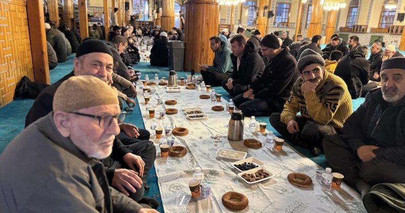Konya’da tarihi camide 'Ümmet İftarı' geleneği yaşatılıyor