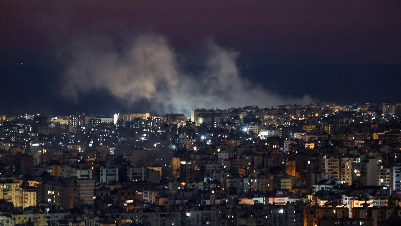 Katil İsrail ordusu Lübnan’ın başkenti Beyrut’un Dahiye bölgesini bombaladı