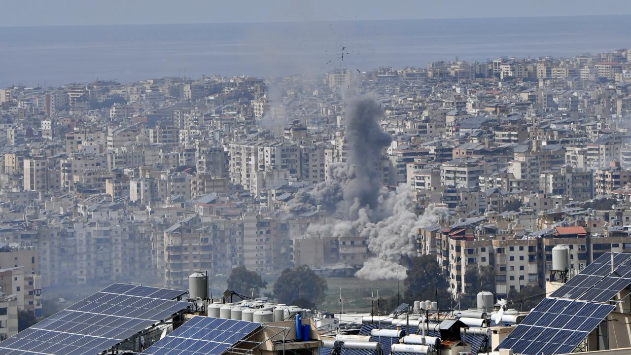 Katil İsrail Lübnan'da BM Barış Gücü askerleri hedef aldı