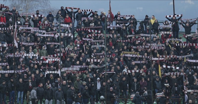 Bosna Hersek’te futbol maçında Sırp taraftarlar tribüne domuz yağı sürdü