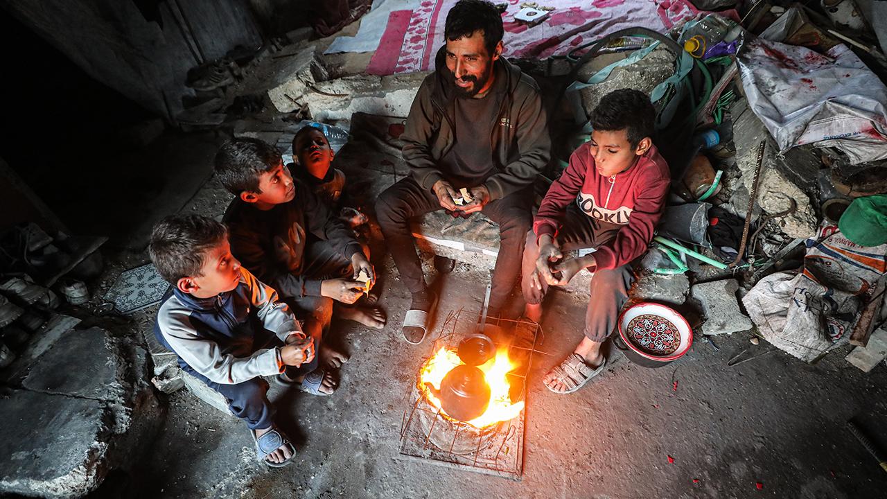 Filistinli aile iftarını enkaz üzerinde yapıyor
