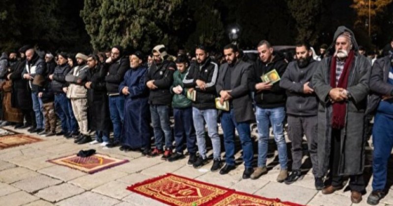 Soykırımcı İsrail, Kudüs'te teravih namazı kılan Filistinlilere saldırdı