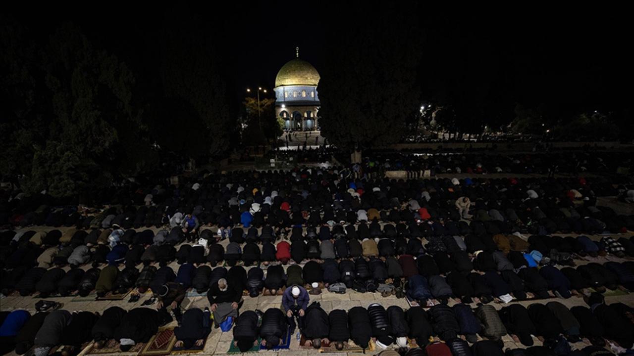 Soykırımcı İsrail, Kudüs'te teravih namazı kılan Filistinlilere saldırdı