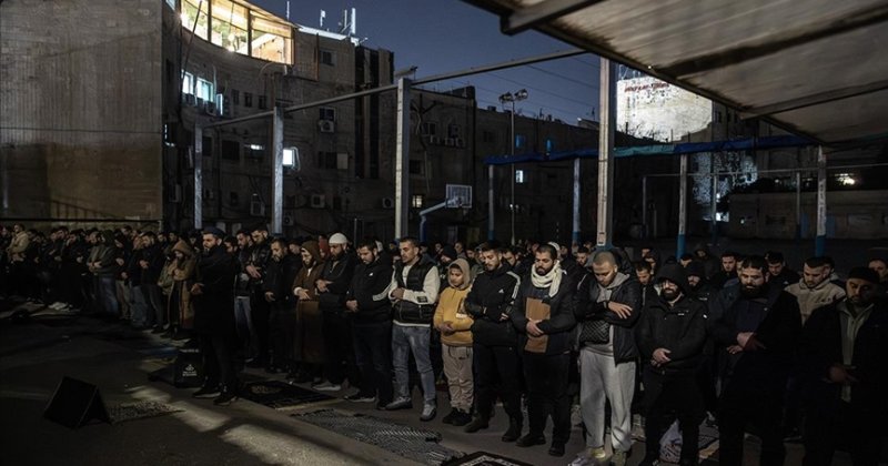 İşgal rejiminin Mescid-i Aksa'yı kapatmasının ardından sokaklarda teravih kıldı