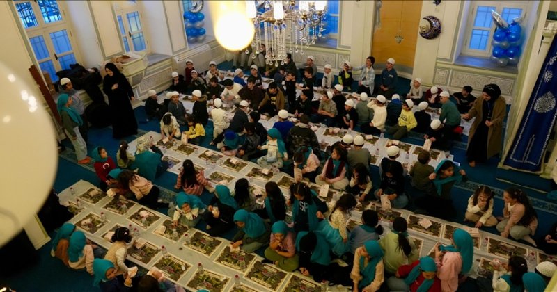 Çocuklar cami adabını kendileri için kurulan iftar sofrasında öğreniyor
