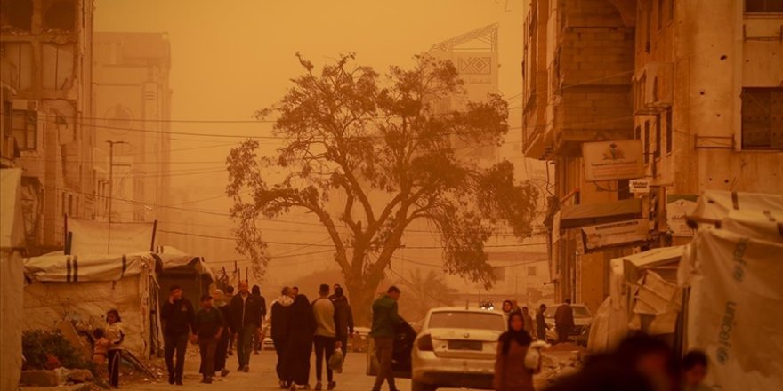 Gazze’de etkili olan kum fırtınası Filistinlilerin hayatını daha da zorlaştırdı