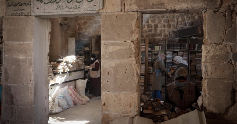 Gazze’de gönüllüler, Büyük Ömeri Camisi Kütüphanesi'nin kültürel mirasını korumaya çalışıyor