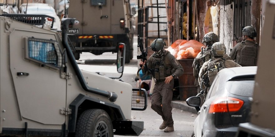 İşgalci İsrail ordusu Batı Şeria'daki Amari Mülteci Kampı'na baskın düzenledi
