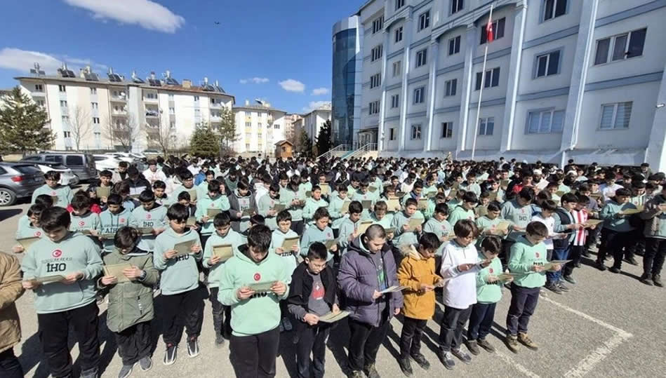 302 genç 1 dakikada 1 hatim indirdi!