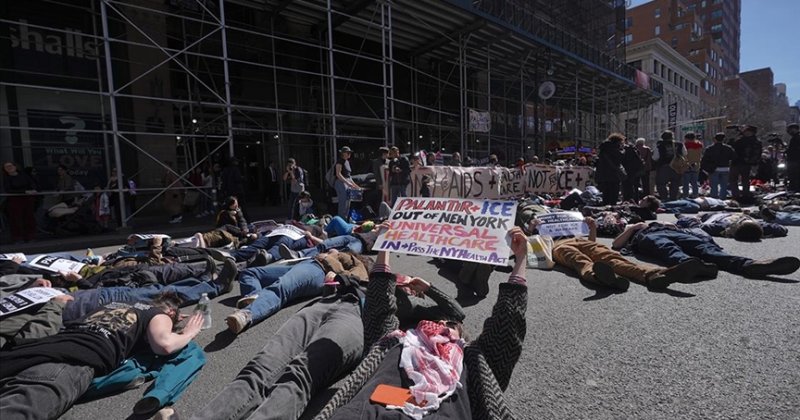 İsrail'e yapay zeka destekli gözetleme teknolojileri üreten Palantir'in merkezi önünde protesto