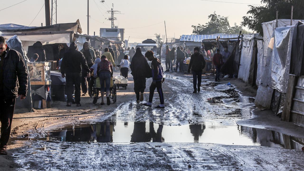 Gazze'de çadırları su bastı