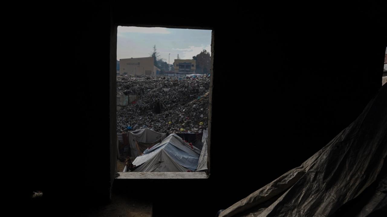 Katil İsrail 'Sarı Hat' boyunca 7 karakol ve 17 km toprak bariyer inşa etti