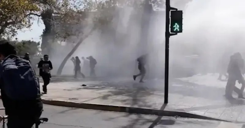 Şili’de eğitim kesintisi protestosu çatışmaya dönüştü