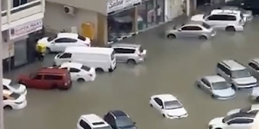 BAE'nin Şarika kentinde şiddetli yağışlar nedeniyle araçlar su altında kaldı