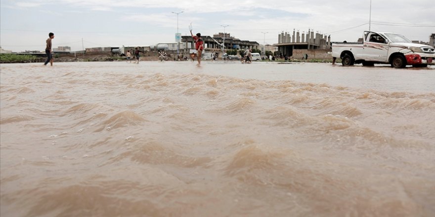 Yemen'de şiddetli yağışın neden olduğu sel felaketinde son 2 günde 8 kişi hayatını kaybetti