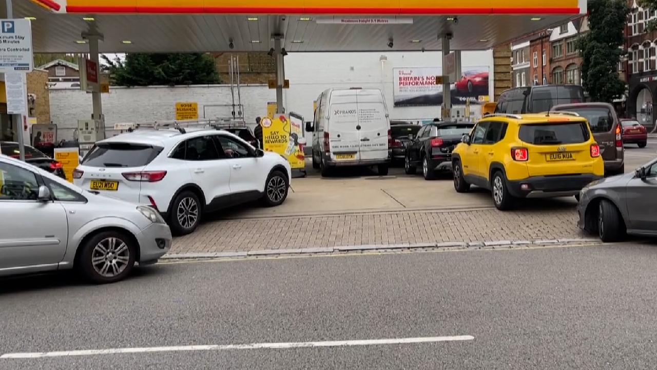 İngiltere'de bazı akaryakıt istasyonlarında "geçici tedarik kısıtı" yaşandığı bildirildi