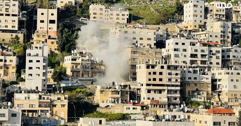 İşgal güçleri Nablus’ta şehit Mahmud El-Akkad’ın ailesinin evini patlayıcılarla yıktı