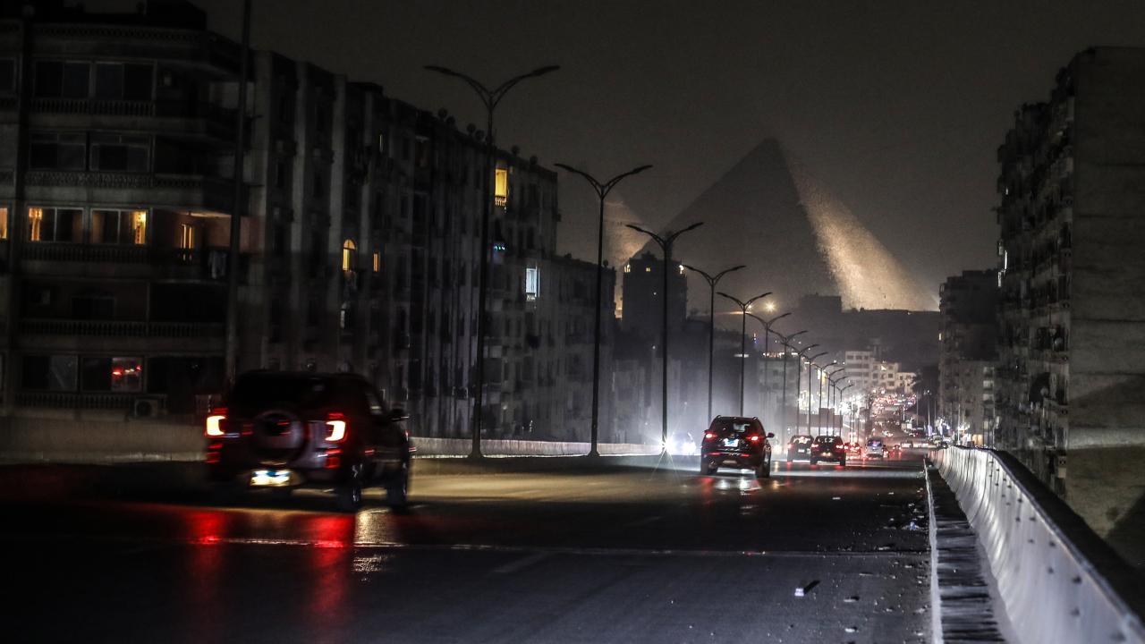 Mısır’da dükkanlar erken kapandı, sokaklar karanlığa büründü