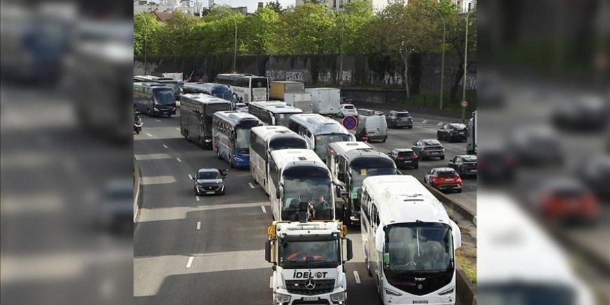 Paris’te otobüs ve kamyon şoförleri akaryakıt fiyatlarındaki artışa karşı eylem yaptı