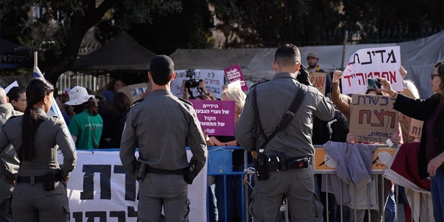 Siyonist polis, idam cezasını protesto eden göstericilere müdahale etti