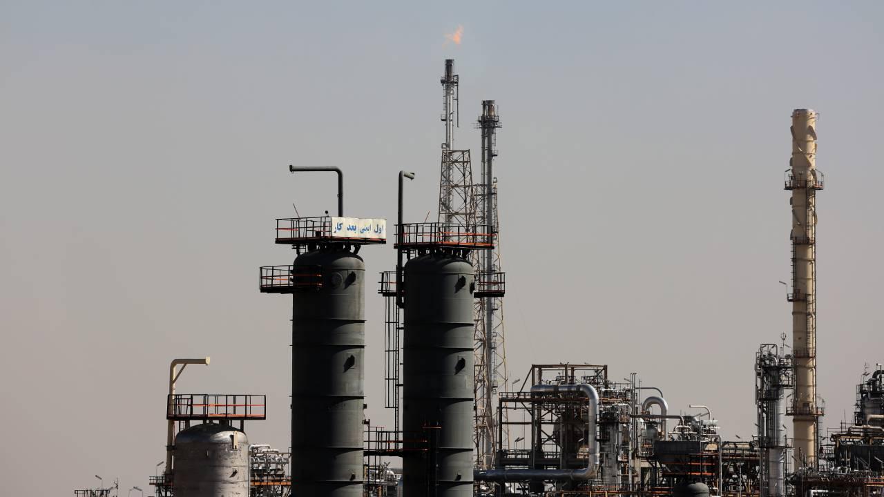 Şiraz'daki Petrokimya Kompleksi'ne de saldırı düzenledi