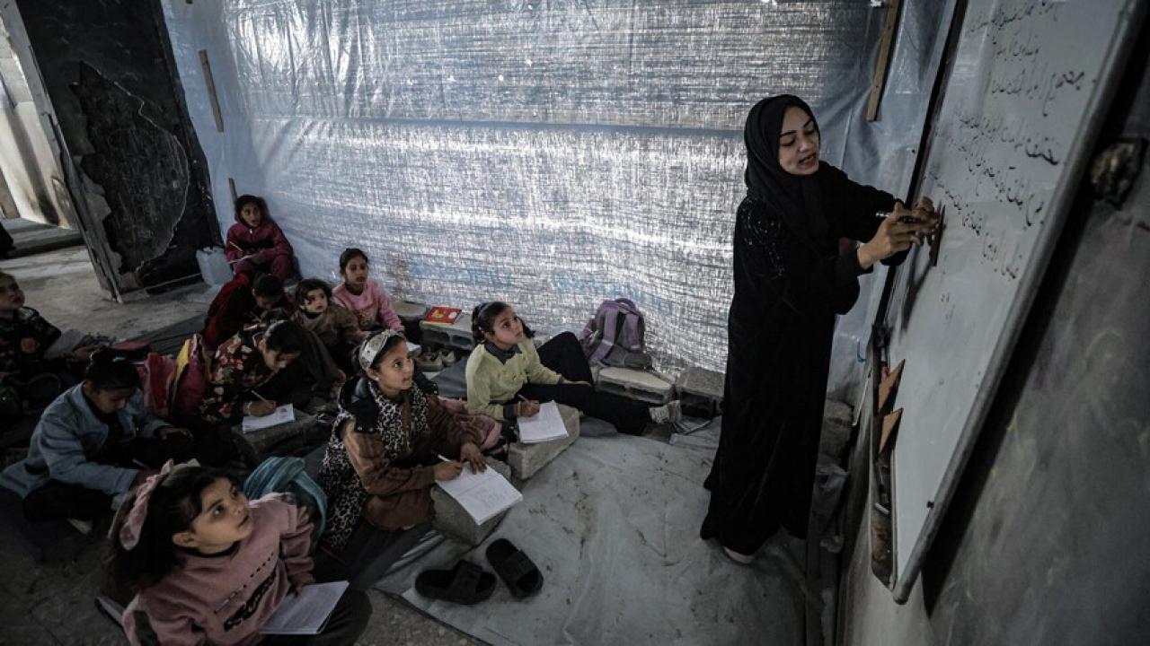 Gazzeli öğretmenler bir neslin kaybolmaması için mücadele ediyor