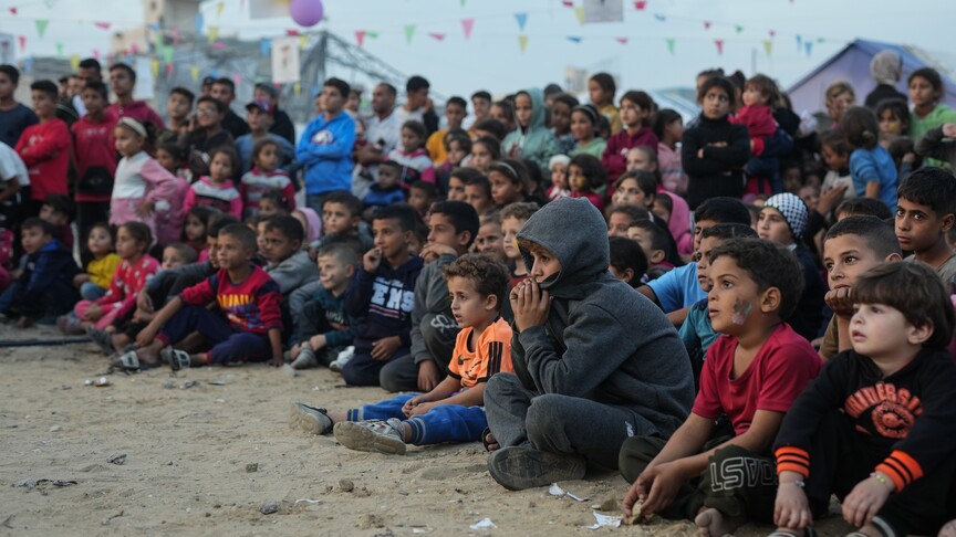 İsrail bombardımanının altında erkenden büyümek