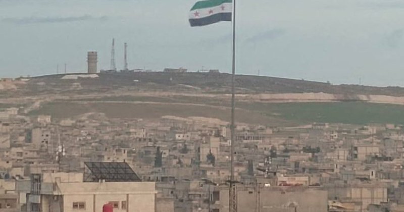 Suriye bayrağı Ayn el Arab’a dikildi