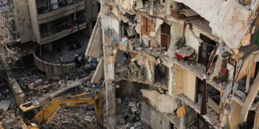 Soykırımcı İsrail saldırılarının ardından Beyrut'taki enkaz ve yıkım görüntülendi