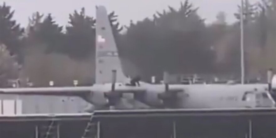 İrlanda'da bir şahıs Amerikan askeri uçağına baltayla saldırdı