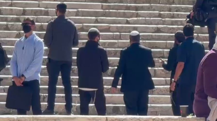 Katil İsrail'in Bakanı Ben-Gvir, Mescid-i Aksa'ya baskın düzenledi