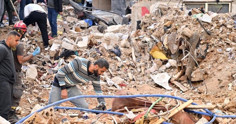 Lübnan'da 3 yakını ölen Abbud, günlerdir kardeşinin enkaz altından çıkarılmasını bekliyor