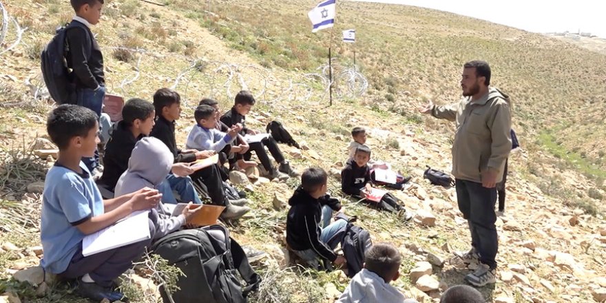 Batı Şeria'da öğrenciler, Siyonistlerin kapattığı yol nedeniyle derslerini sokakta yaptı