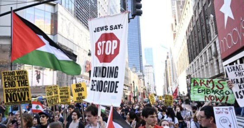 New York'ta İsrail'e silah satışına karşı düzenlenen protestoda yaklaşık 100 kişi gözaltına alındı