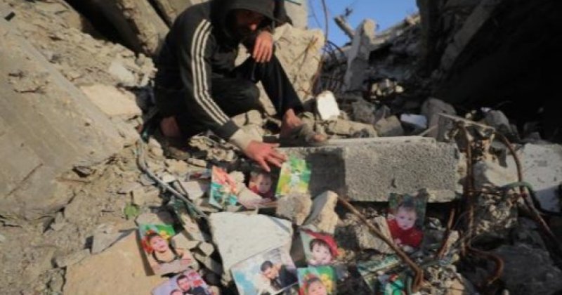 Gazzeli baba, yaklaşık üç yıldır enkaz altındaki çocuklarının izini arıyor