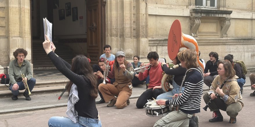 Paris'te öğrenciler, Siyonist üniversitelerle işbirliğine karşı müzikli eylem yaptı