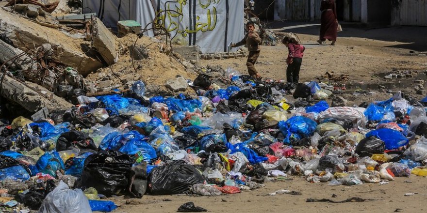 Gazze'de toplanamayan çöpler sağlık ve çevre krizini derinleştiriyor