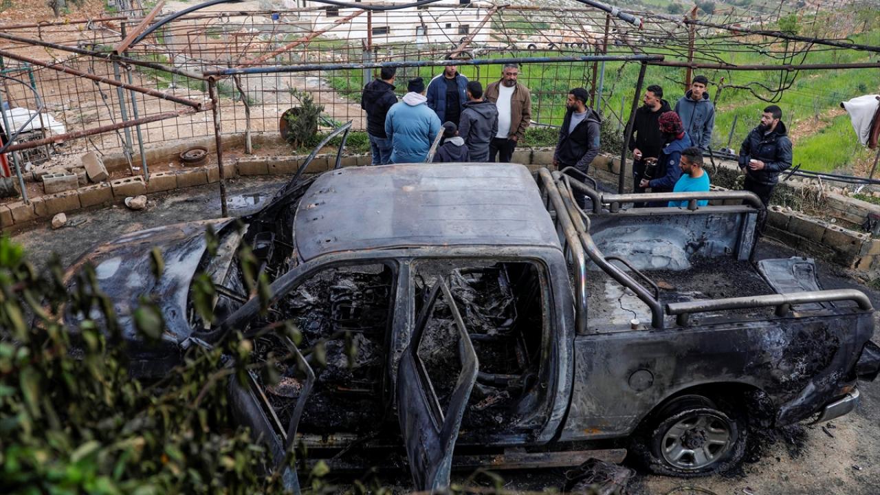 İşgalci İsrailliler, Batı Şeria'da Filistinlilere ait 2 aracı ateşe verdi.