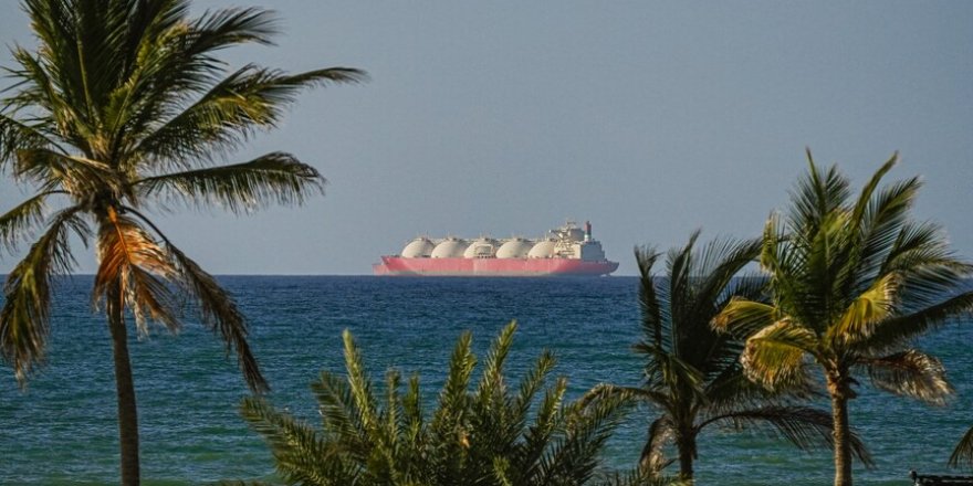 Savaşın başından beri ilk yolcu gemisi Hürmüz Boğazı'ndan geçti
