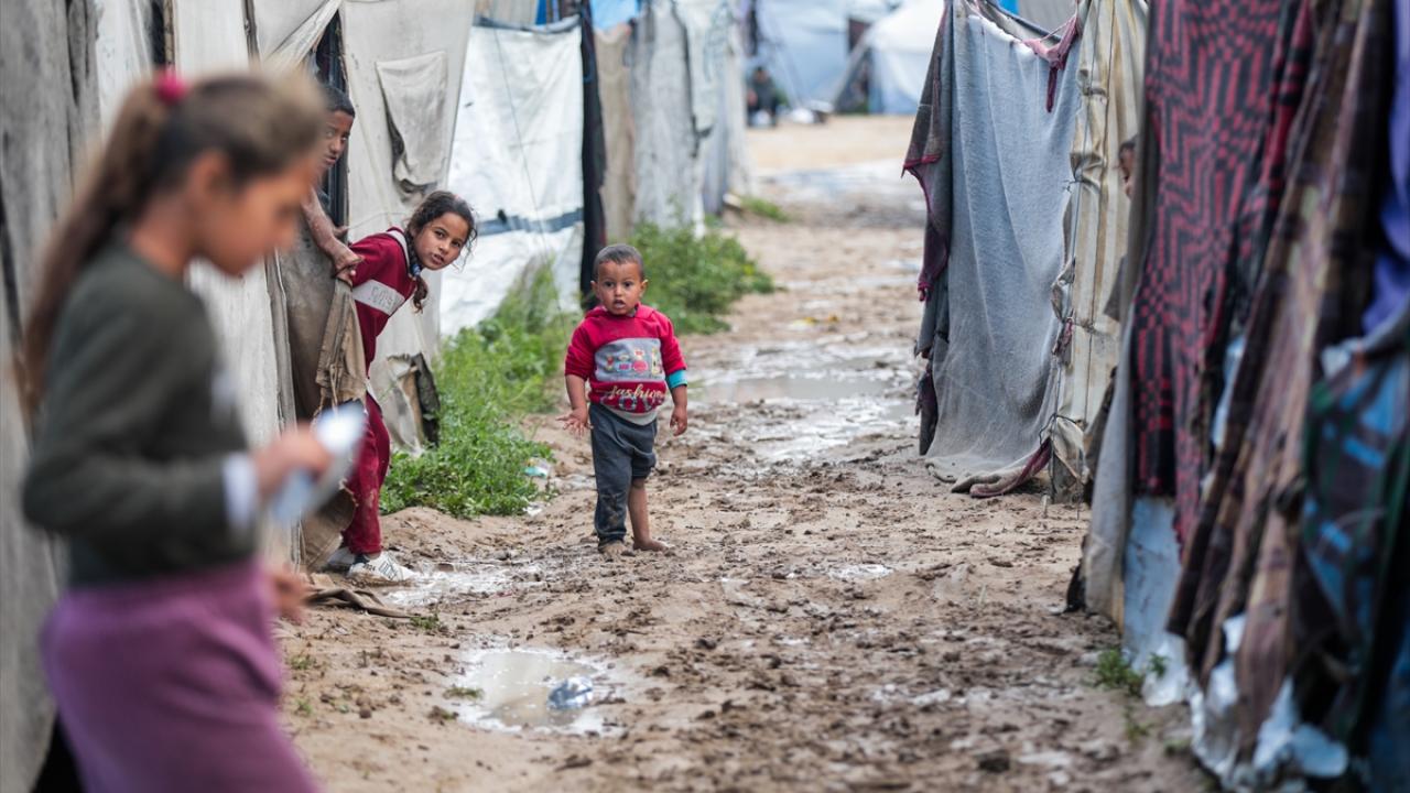 Soykırımcı İsrail’in ablukası altındaki Gazze’de ekmek krizi yaşanıyor