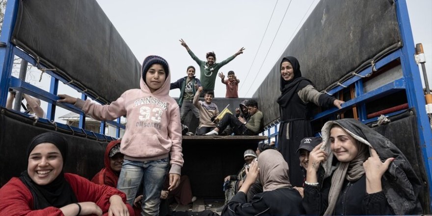 Lübnanlıların ateşkesle birlikte ülkenin güneyindeki evlerine dönüşü sürüyor