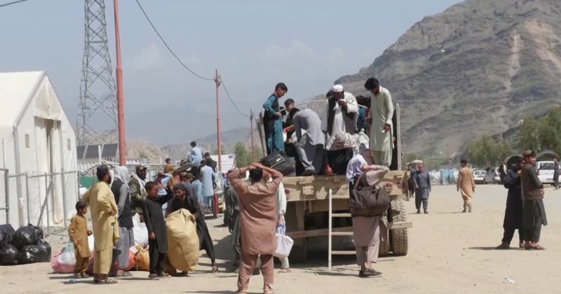 Sınır dışı edilen Afganlar Pakistan’da gördükleri kötü muameleyi anlattı