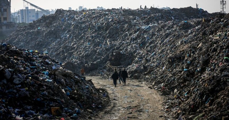 Gazze'de çöpler arasında kötü koku soluyarak yaşayan Filistinliler için "savaş" sürüyor