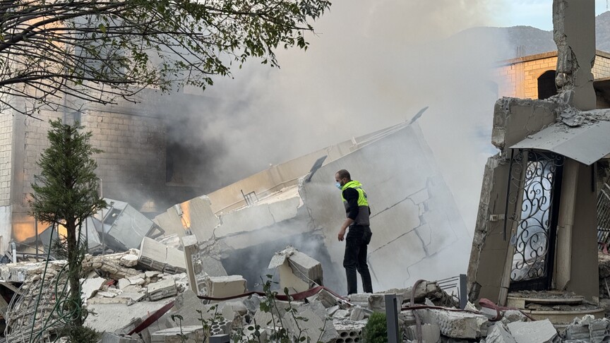 İsrail ordusu, Lübnan'ın güneyindeki evleri ateşe verdi